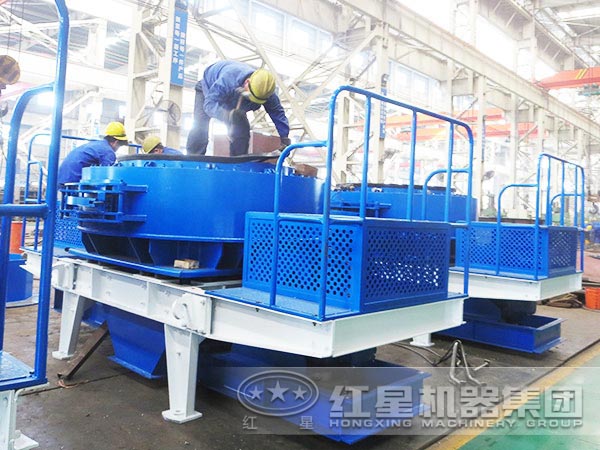 工人正在制造鵝卵石制沙設(shè)備 工人正在制造鵝卵石制沙設(shè)備