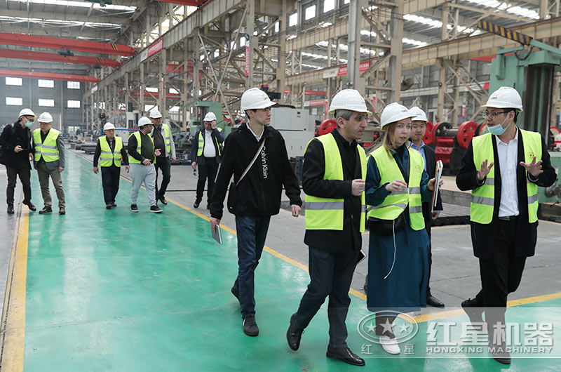 客戶一行來廠考察破碎機(jī)設(shè)備 客戶一行來廠考察破碎機(jī)設(shè)備