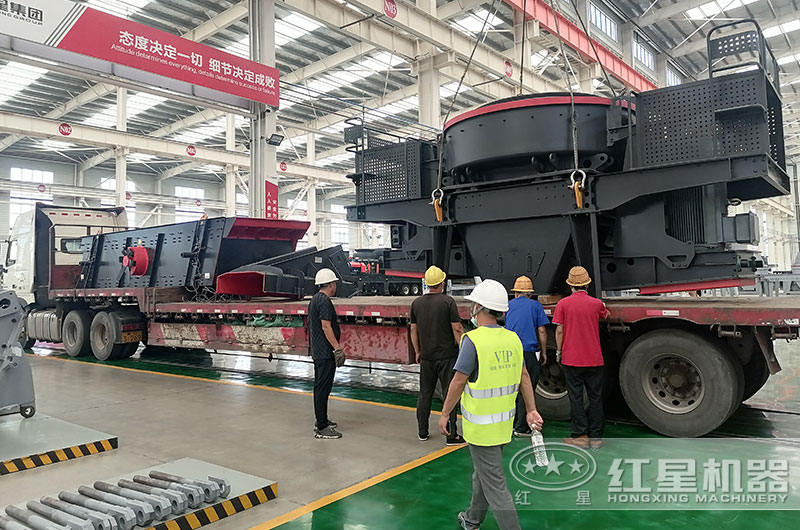 客戶訂購的制砂機正在裝車中 客戶訂購的制砂機正在裝車中