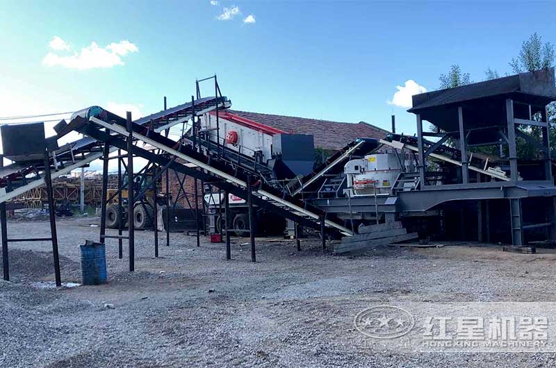 移動(dòng)式石子制砂生產(chǎn)線現(xiàn)場(chǎng) 移動(dòng)式石子制砂生產(chǎn)線現(xiàn)場(chǎng)