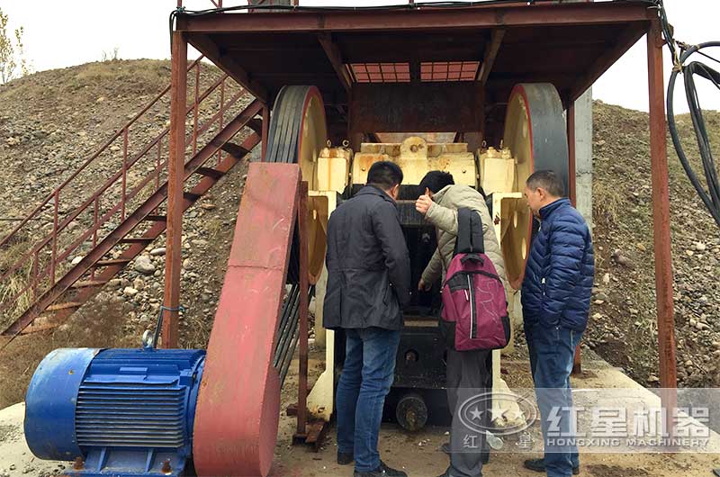 客戶去現場考察69破碎機