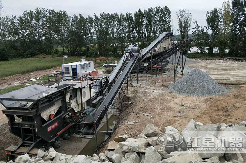 兩臺單機作業的移動式破碎機現場 兩臺單機作業的移動式破碎機現場