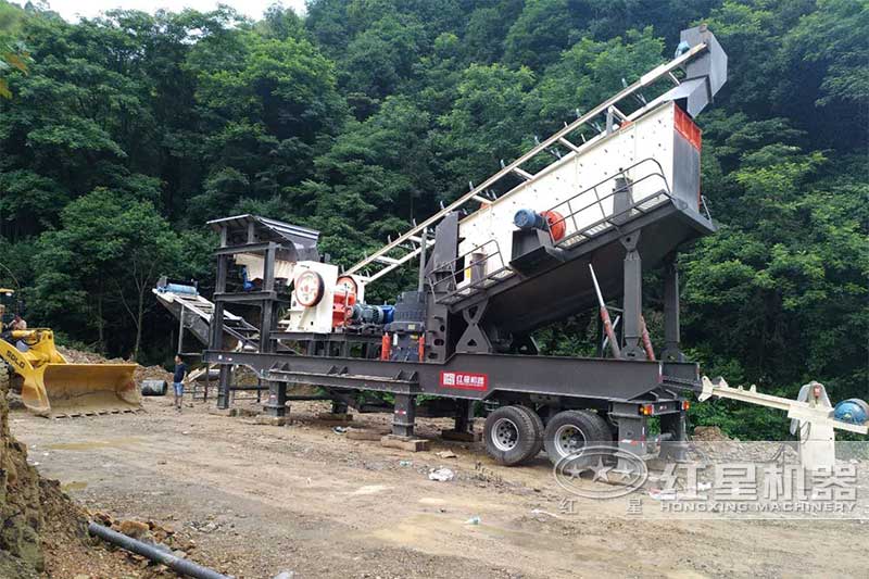 四合一移動破碎機作業現場 四合一移動破碎機作業現場