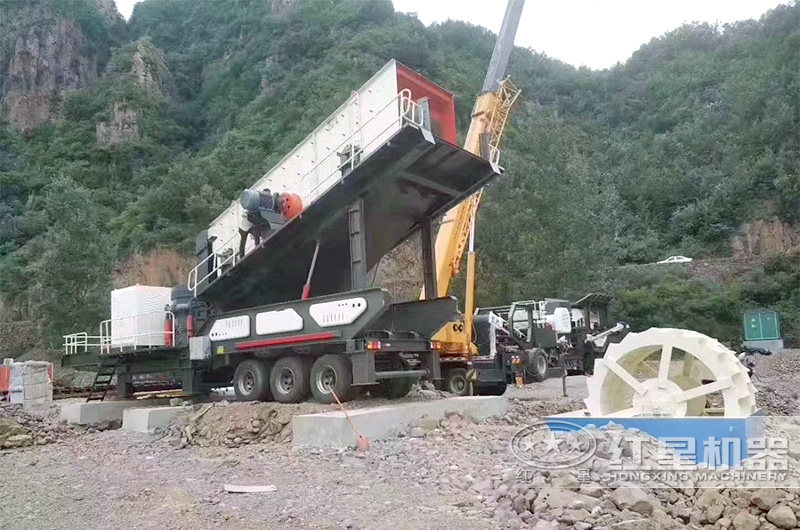 打土建基礎(chǔ)的移動(dòng)破碎機(jī)現(xiàn)場(chǎng) 打土建基礎(chǔ)的移動(dòng)破碎機(jī)現(xiàn)場(chǎng)