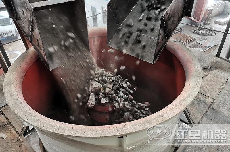 破碎機進料實拍 破碎機進料實拍