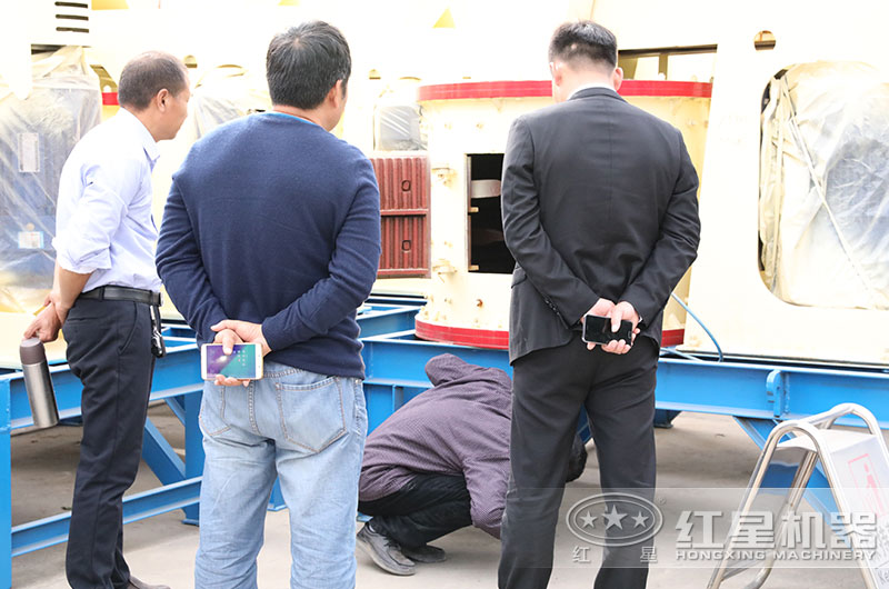 客戶來廠考察立軸復(fù)合破碎機設(shè)備