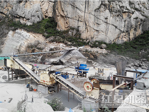 時產100噸石料破碎生產線現場 時產100噸石料破碎生產線現場