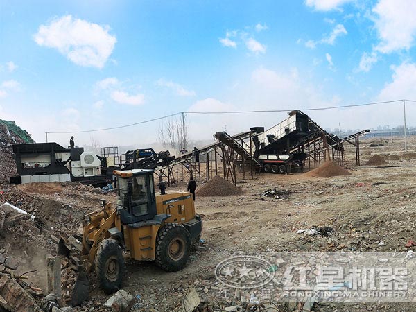 車(chē)載流動(dòng)磕石機(jī)破碎現(xiàn)場(chǎng) 車(chē)載流動(dòng)磕石機(jī)破碎現(xiàn)場(chǎng)