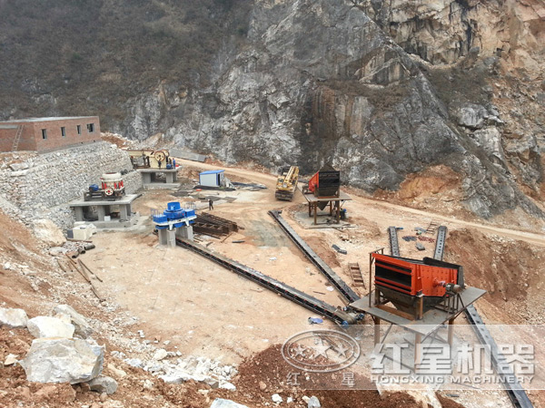 時產(chǎn)300噸制砂生產(chǎn)現(xiàn)場 時產(chǎn)300噸制砂生產(chǎn)現(xiàn)場