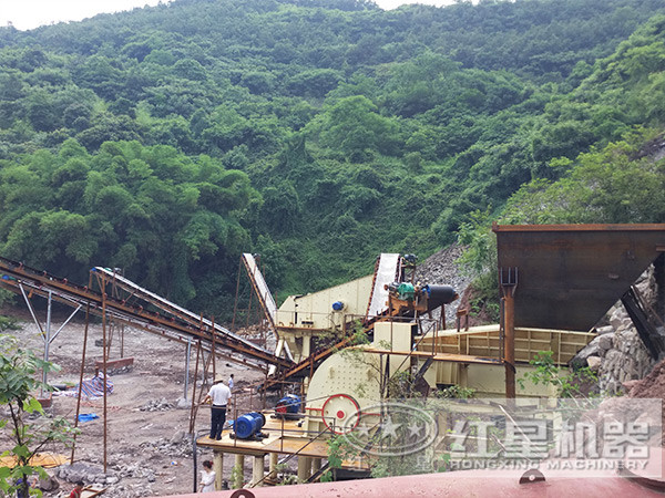 錘式破碎機破碎鋁礬土現場 錘式破碎機破碎鋁礬土現場