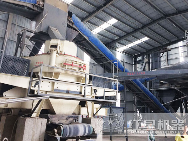 時(shí)產(chǎn)200噸左右的煤矸石制砂機(jī)生產(chǎn)現(xiàn)場(chǎng) 時(shí)產(chǎn)200噸左右的煤矸石制砂機(jī)生產(chǎn)現(xiàn)場(chǎng)