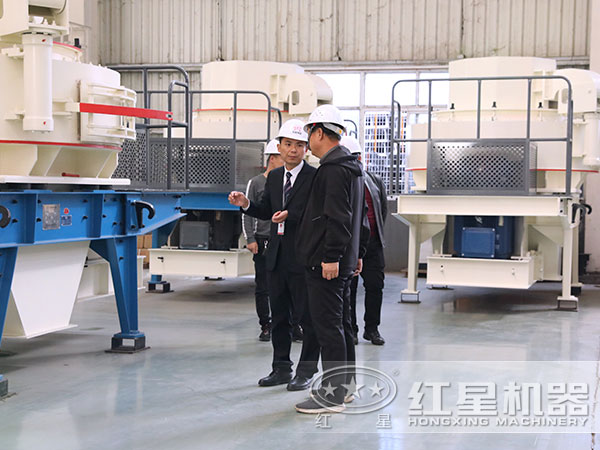 客戶參觀硅石制砂機 客戶參觀硅石制砂機