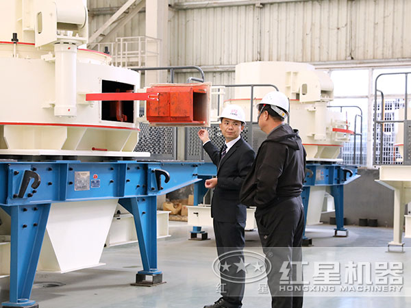 時產(chǎn)100噸制沙機(jī)用戶來廠參觀試機(jī)