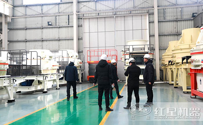 用戶來廠參觀石頭制砂機(jī) 用戶來廠參觀石頭制砂機(jī)