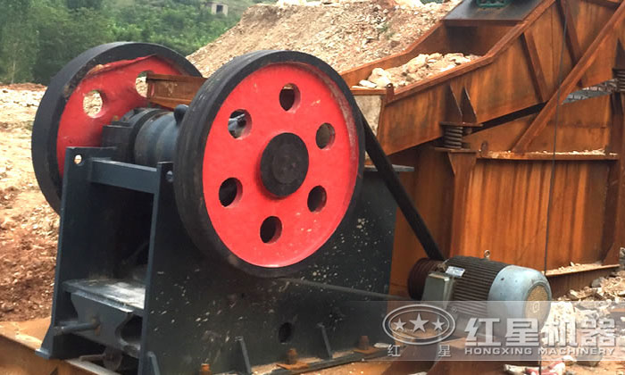 工作中的頁巖破碎機近景 工作中的頁巖破碎機近景