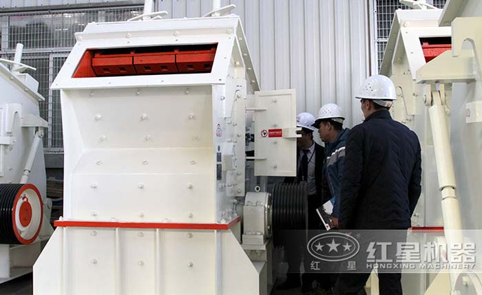 客戶到紅星廠區(qū)參觀反擊式粉石機(jī) 客戶到紅星廠區(qū)參觀反擊式粉石機(jī)