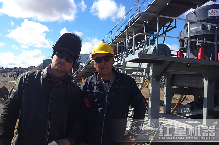 紅星技術人員到用戶現場指導安裝設備 紅星技術人員到用戶現場指導安裝設備