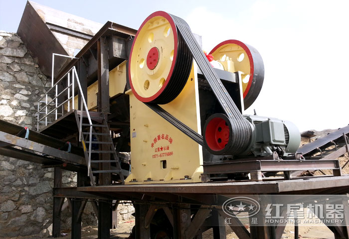 小型顎式咬石機工作現場 小型顎式咬石機工作現場