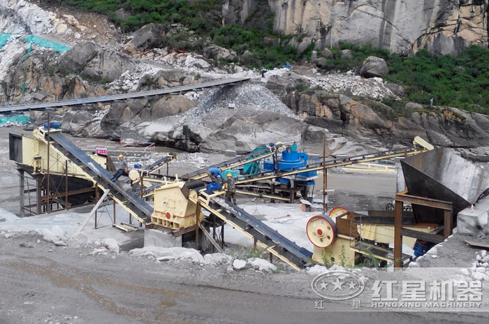 鵝卵石制沙作業現場 鵝卵石制沙作業現場
