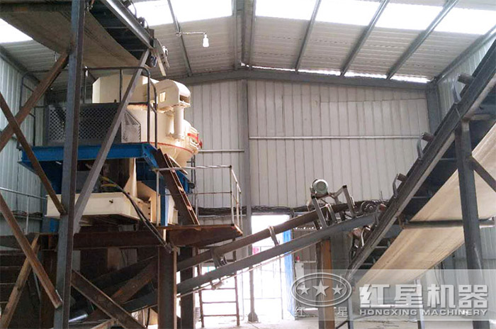 紅星金湖用戶石頭制砂機室內作業現場