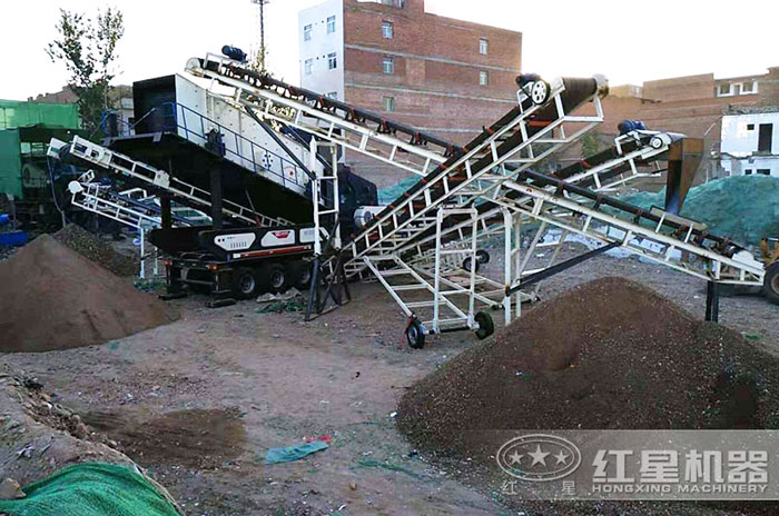 移動(dòng)式破碎生產(chǎn)線作業(yè)現(xiàn)場(chǎng) 移動(dòng)式破碎生產(chǎn)線作業(yè)現(xiàn)場(chǎng)