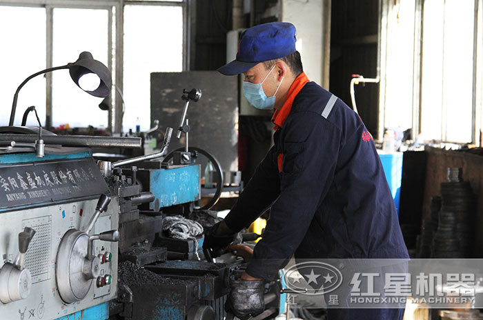 紅星機(jī)器專業(yè)技術(shù)人員現(xiàn)場(chǎng)作業(yè) 紅星機(jī)器專業(yè)技術(shù)人員現(xiàn)場(chǎng)作業(yè)