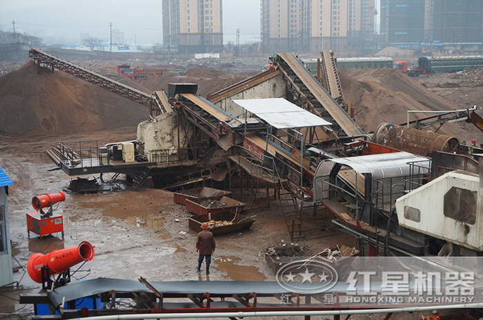 不擾民無污染的移動石子破碎機作業現場 不擾民無污染的移動石子破碎機作業現場