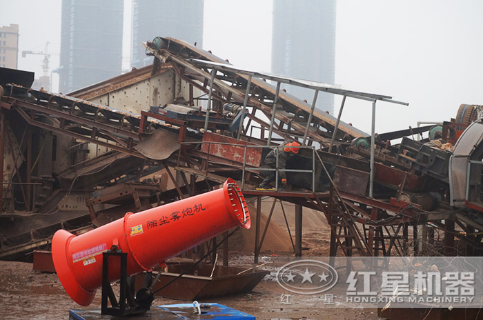 磚渣加工現場配備的除塵霧炮機 磚渣加工現場配備的除塵霧炮機