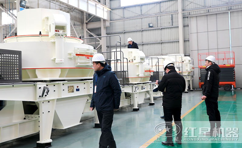 客戶到廠參觀玄武巖制砂機(jī) 客戶到廠參觀玄武巖制砂機(jī)