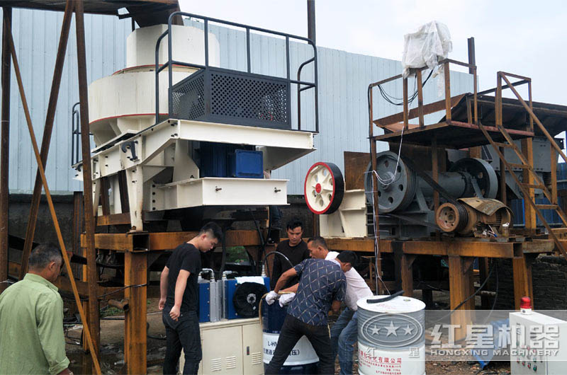 徐州客戶的制砂安裝現(xiàn)場(chǎng) 徐州客戶的制砂安裝現(xiàn)場(chǎng)