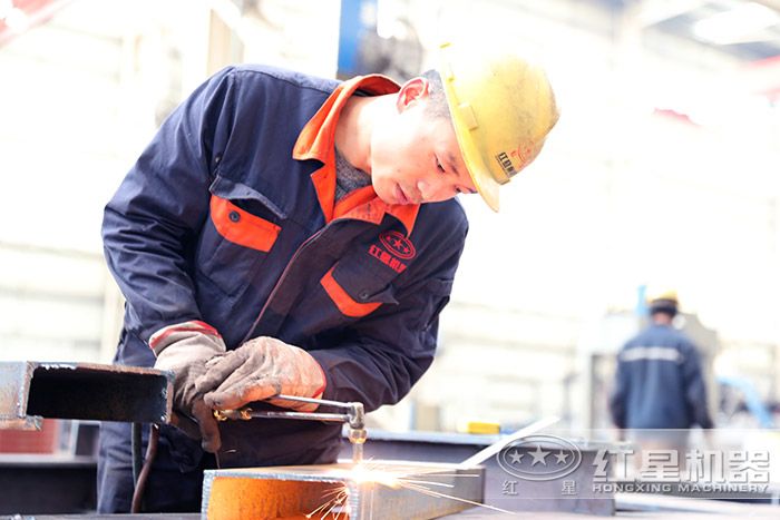 pe250*750顎式破碎機工人操作現場 pe250*750顎式破碎機工人操作現場