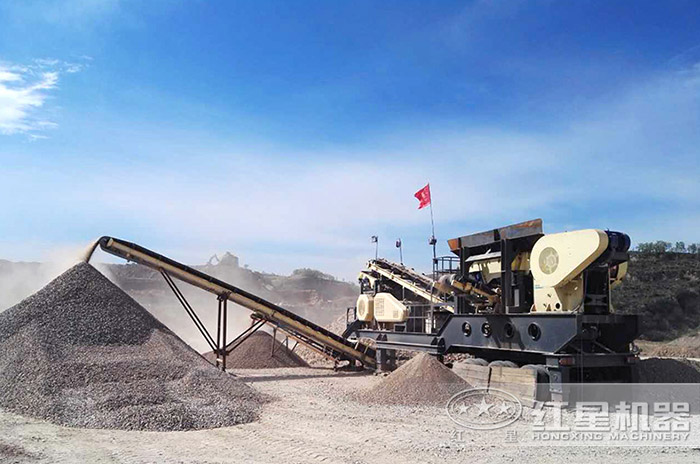 配備了車載移動磕石機的施工現場