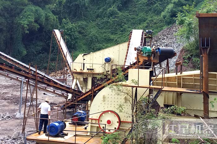 紅星PCZ型重錘式破碎機環(huán)保作業(yè)現(xiàn)場