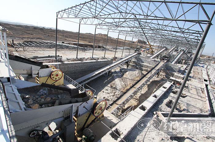 常作為生產先鋒的顎式破碎機現(xiàn)場圖