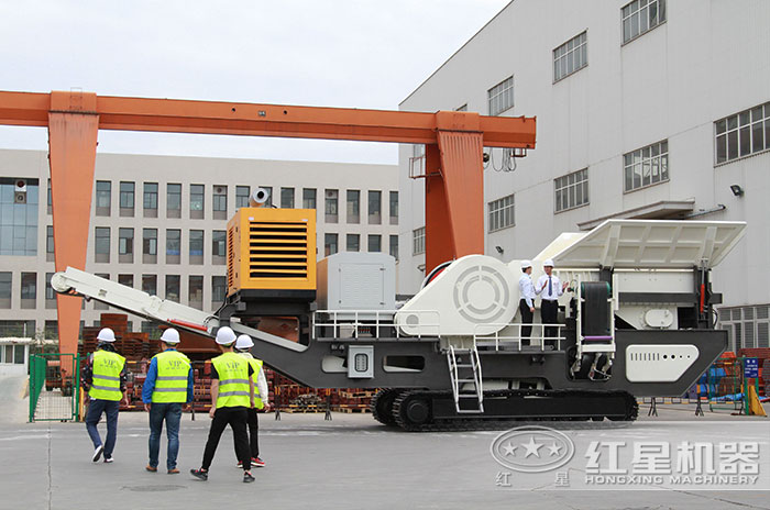 客戶到廠參觀移動(dòng)式建筑骨料破碎機(jī) 客戶到廠參觀移動(dòng)式建筑骨料破碎機(jī)