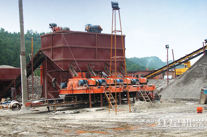 對輥粉碎機工作現場