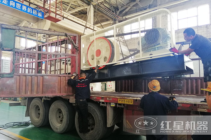 輥式破碎機發貨現場