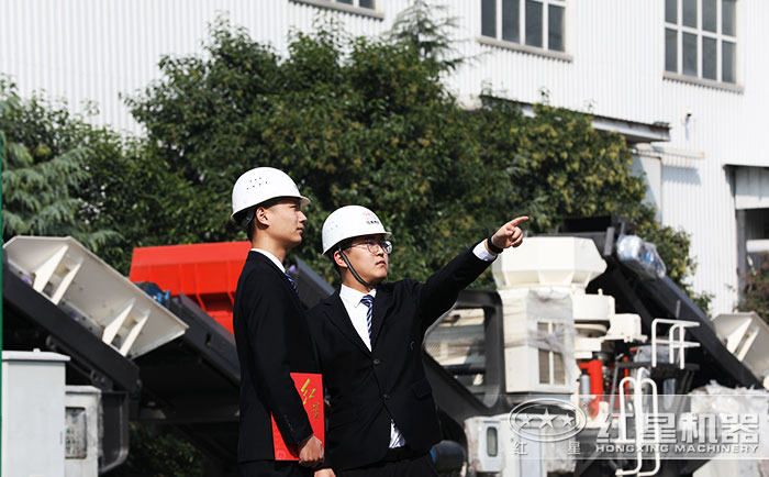 紅星機器專業(yè)技術(shù)人員為客戶進行全程解答