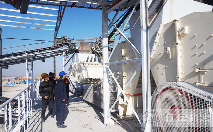 專(zhuān)業(yè)維護(hù)人員定期維護(hù)設(shè)備 專(zhuān)業(yè)維護(hù)人員定期維護(hù)設(shè)備