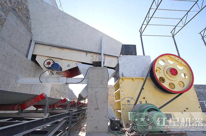 大型砂石場液壓巖石破碎機作業現場 大型砂石場液壓巖石破碎機作業現場