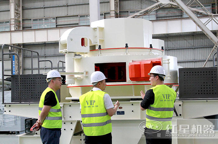 用戶來廠參觀時產100噸石打石碎沙機