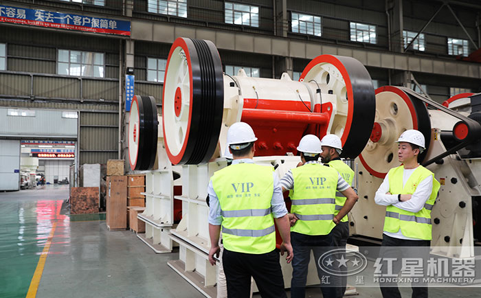 客戶到紅星機器廠區參觀設備 客戶到紅星機器廠區參觀設備