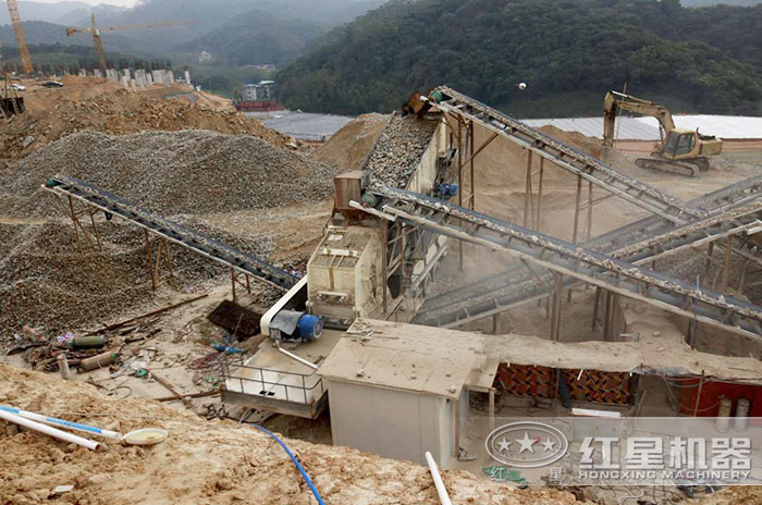 移動式破石機作業現場（錘破）