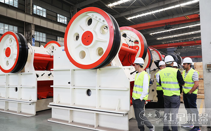 客戶到紅星機器現場參觀德版顎式破碎機 客戶到紅星機器現場參觀德版顎式破碎機