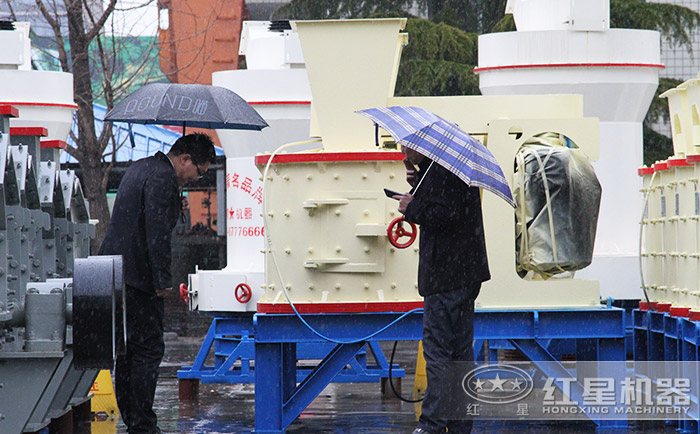 客戶到廠區(qū)參觀復(fù)合式制砂機(jī) 客戶到廠區(qū)參觀復(fù)合式制砂機(jī)