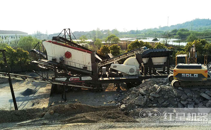 單臺移動錘式破碎機刻石子加工現場 單臺移動錘式破碎機刻石子加工現場