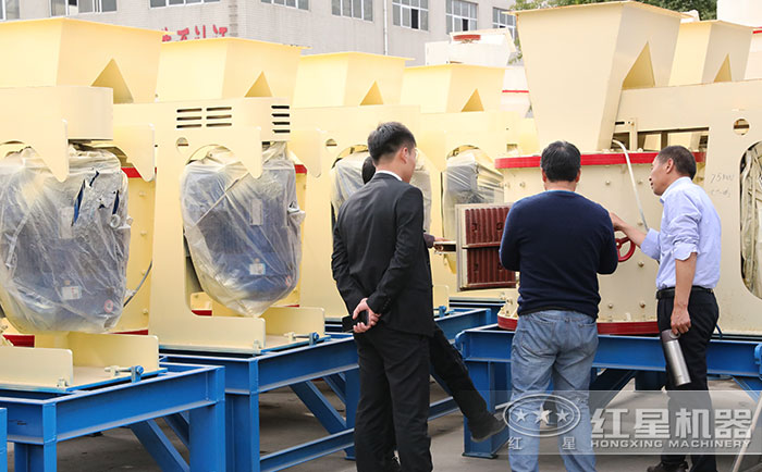 客戶到廠參觀復合式破碎機設備 客戶到廠參觀復合式破碎機設備