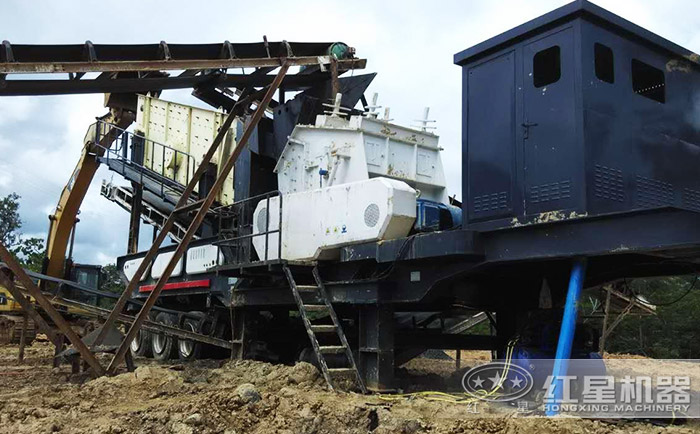 反擊式移動石子機(jī)械加工現(xiàn)場 反擊式移動石子機(jī)械加工現(xiàn)場