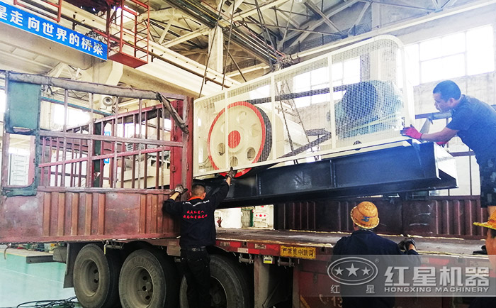 紅星機器大型液壓對輥機發貨現場 紅星機器大型液壓對輥機發貨現場