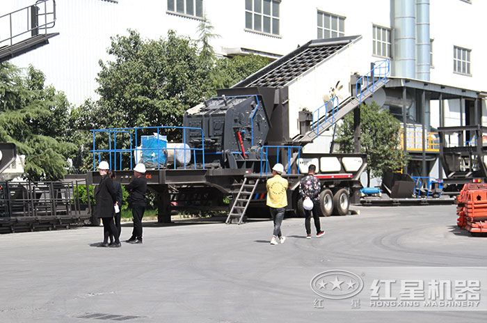 客戶到紅星機器廠家參觀考察移動破碎機 客戶到紅星機器廠家參觀考察移動破碎機